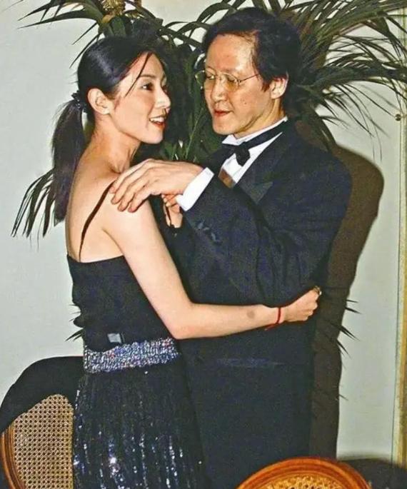 1998年，香港尖沙咀一间粤菜馆的包房里，48岁的永盛电影老板向华胜第一次见到2