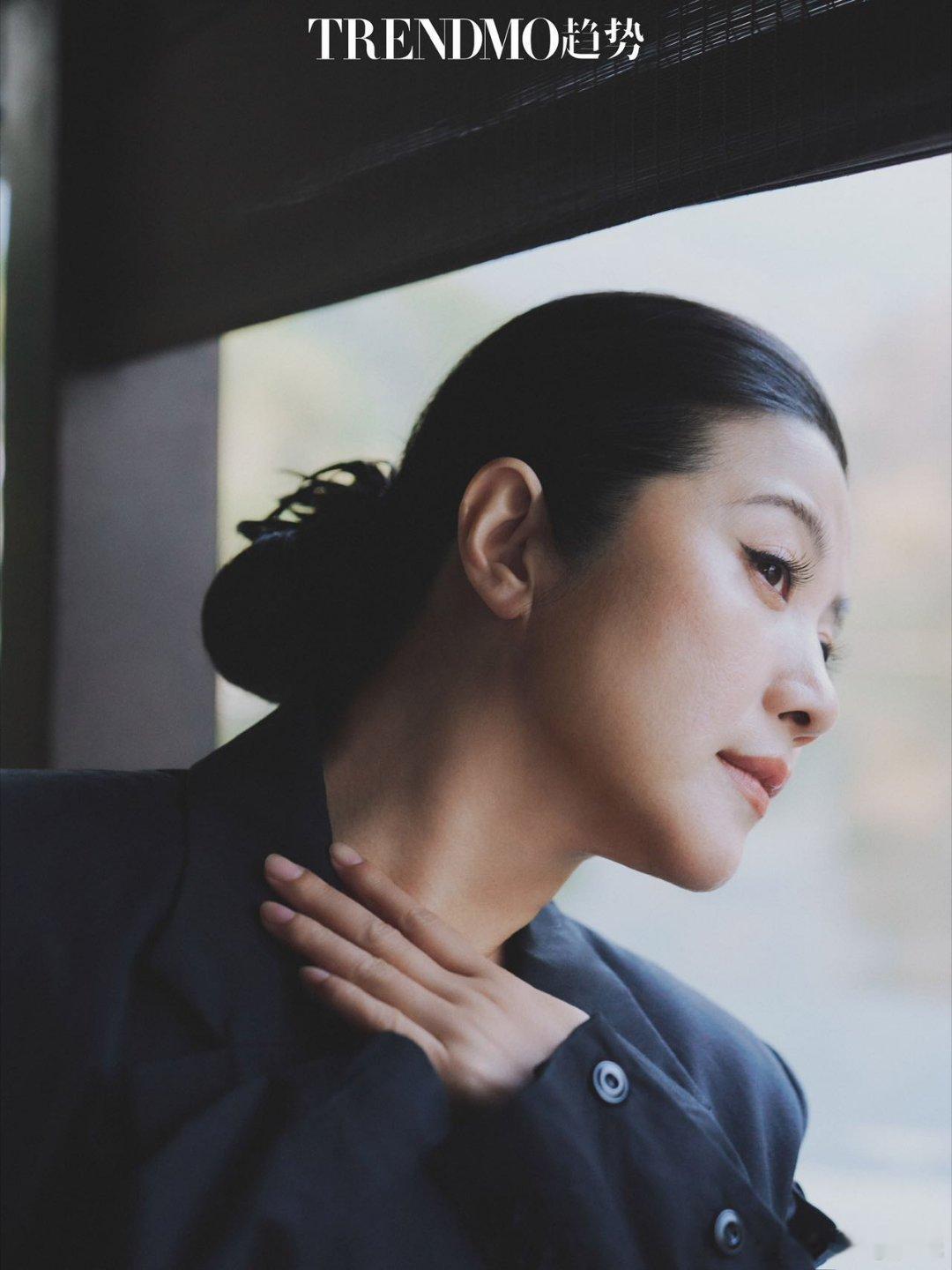 趋势把开年首封留给中年女演员 颜丙燕开年首封杀疯了！每帧大片都藏满故事感，松弛笃