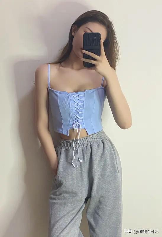 买了一件吊带儿小衫，让我后悔的睡不着觉，我决定，下次回北海，给我妈买件吊带儿，而