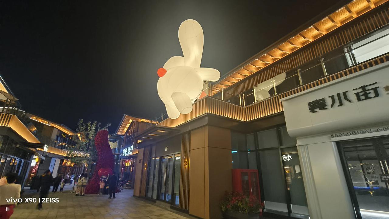 夜晚的襄水街格外好看！光影秀，裸眼3D，“襄波波”Ip装置等互动体验项目等等，真