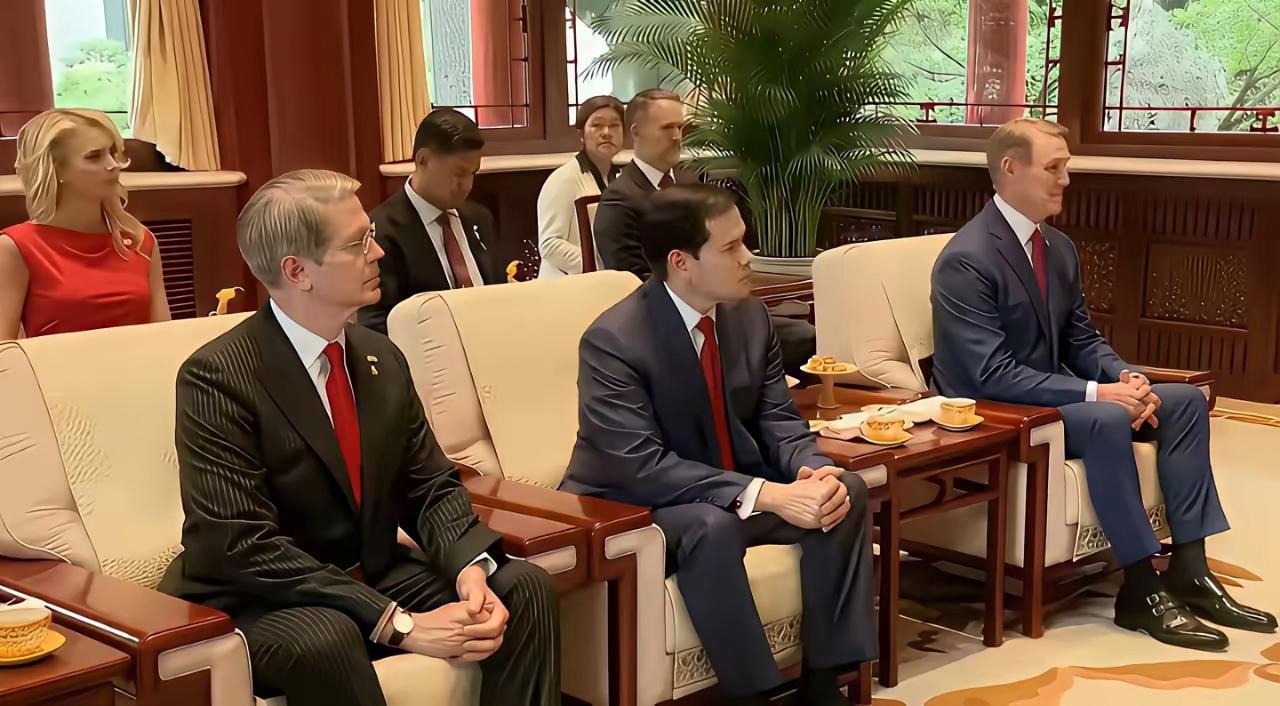 美国人一样可以很懂礼貌

很长时间，我们可以看到美国人在国际舞台上面，颐指气使，