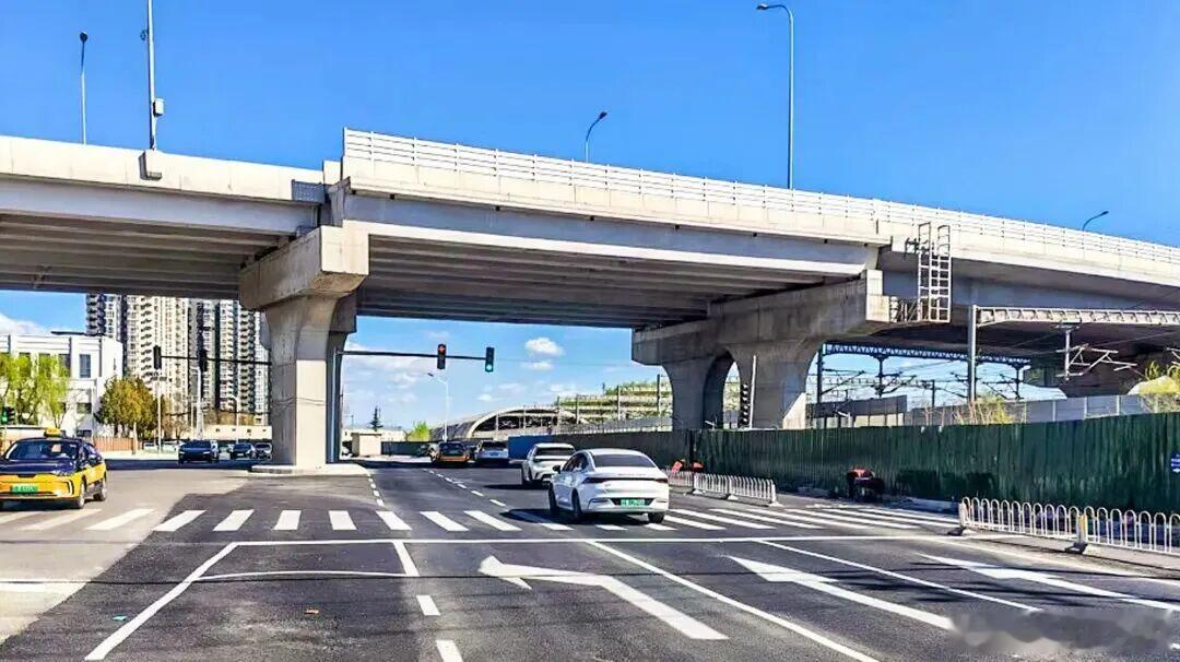 【爱车安全贴士更便捷！北京又一“断头路”正式通车！是不是您家附近？ 】近日，朝阳