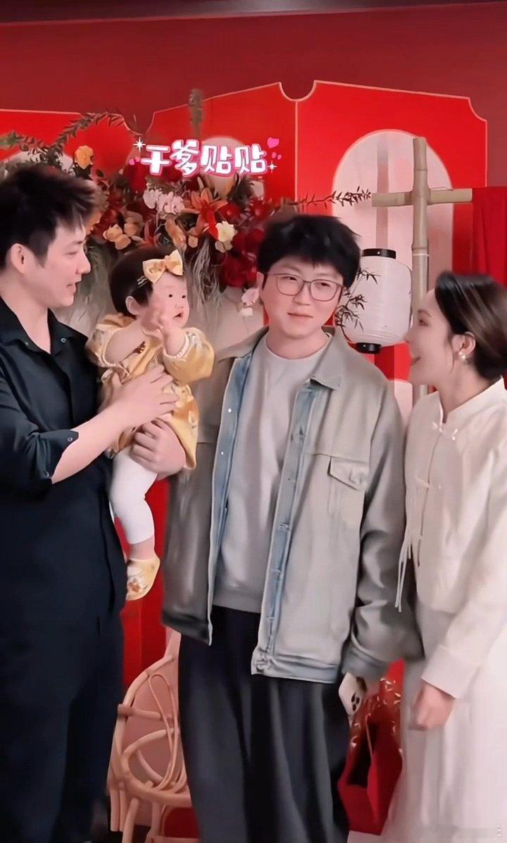 毛不易参加大王女儿周岁宴  毛不易参加干女儿周岁宴 毛不易参加干女儿周岁宴，好有