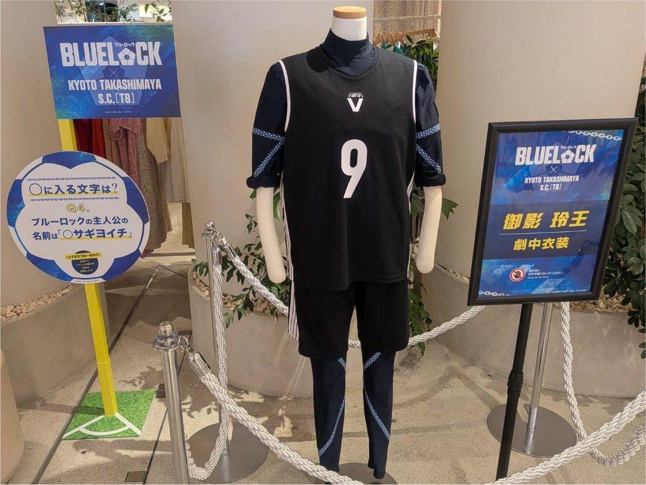 蓝锁把真人演员穿过的衣服放到大厅里展览，感觉一股味…… 