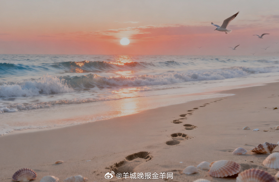 #早安[超话]#  晨光刚吻过海面，浪尖沾着碎金轻轻晃。风卷着咸湿的暖掠过衣角，