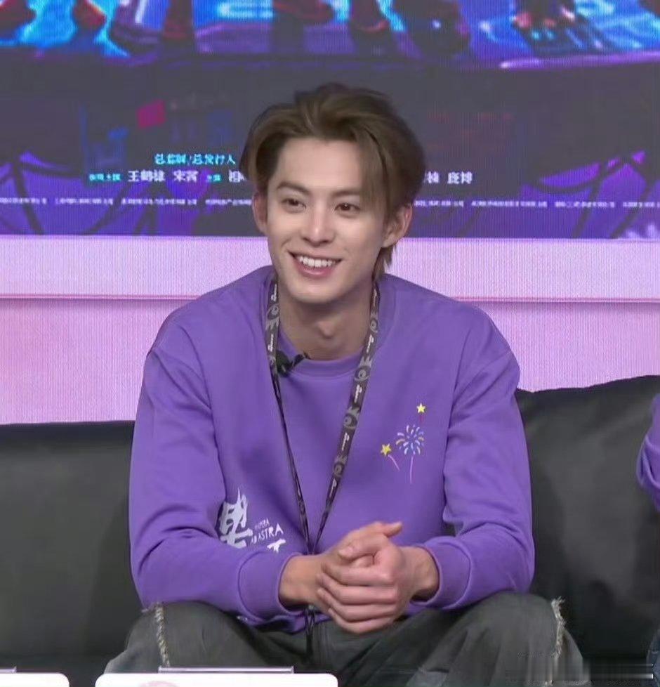 王鹤棣扫楼随地大小演 这段即兴表演可以列入王鹤棣搞笑名场面合集了，自然又不做作，