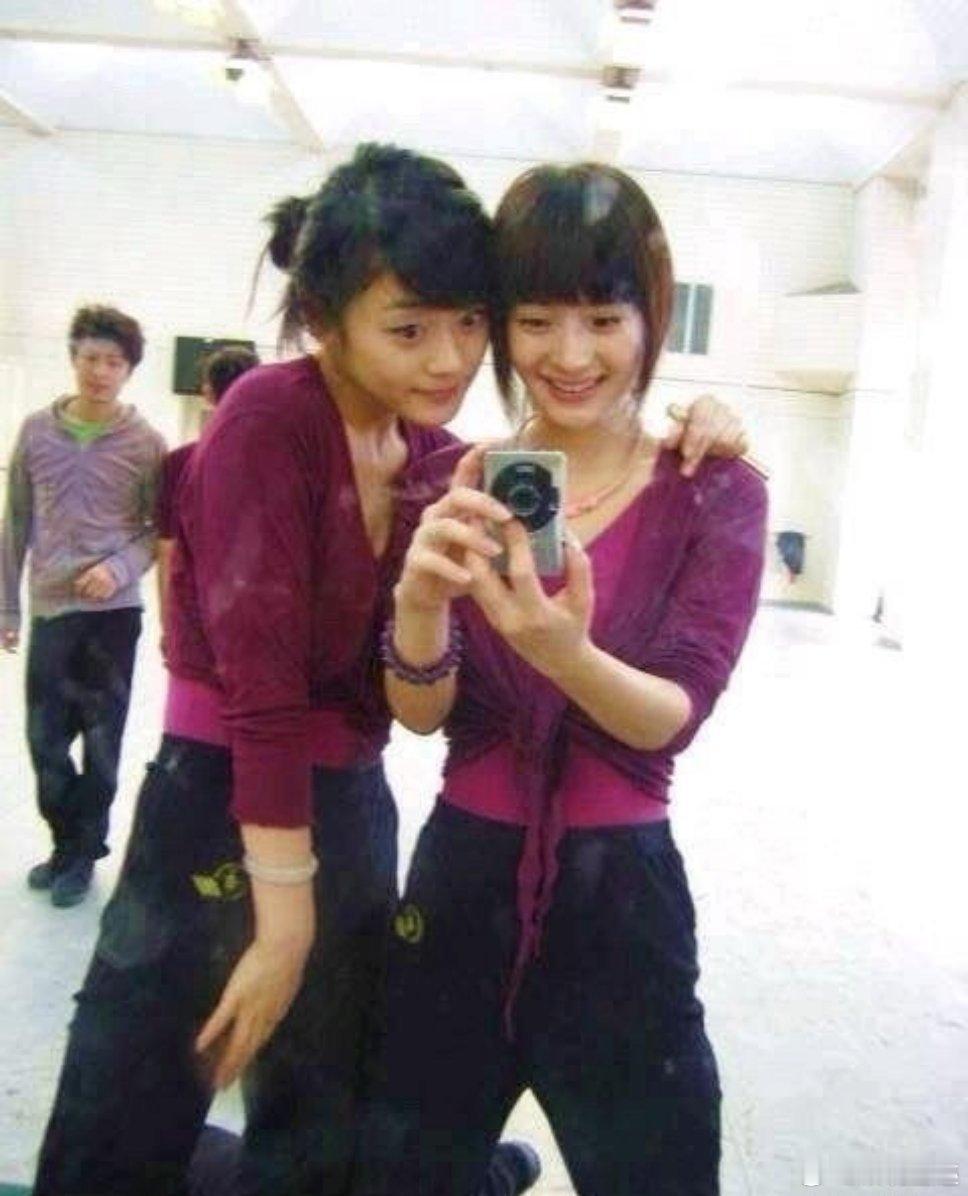 杨幂在北京电影学院事情的照片，大学生的青春气息 