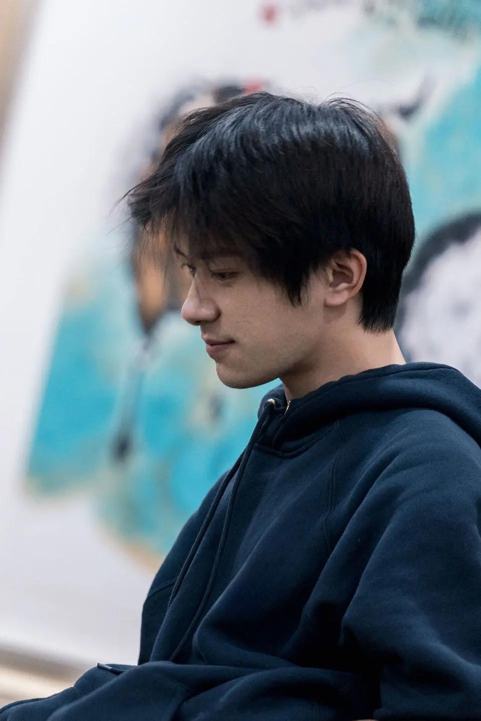 易烊千玺素颜工作照看上去状态如何？ 