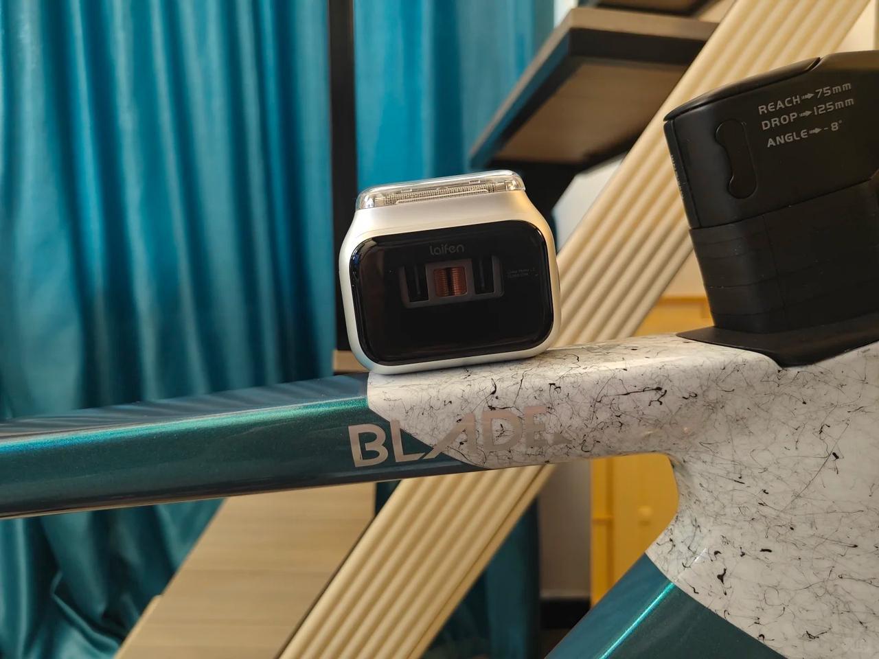 换了一台徕芬剃须刀 P3 Pro。
这几天换季，剃须老是脸上红一片，结果用了新剃