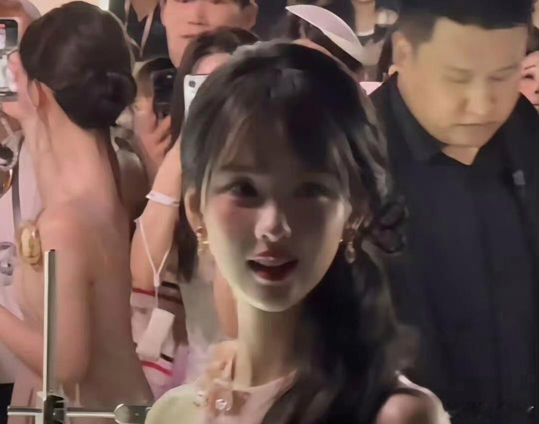陈都灵平坦的小鹅蛋脸最无敌！！！无论是顶光还是过曝都美的不可方物… ​​​