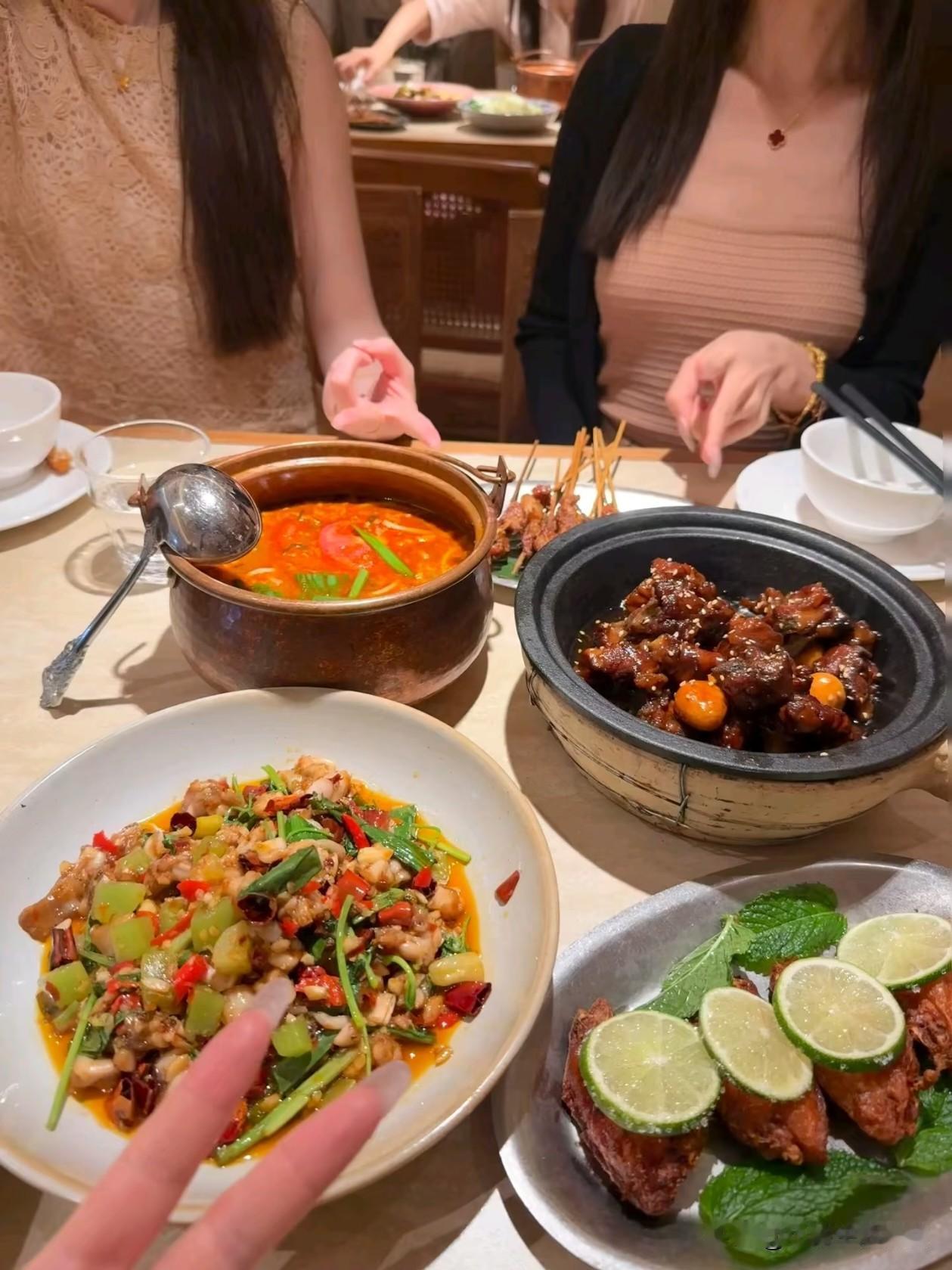 今晚被做局了，而且做的是好友闺蜜的饭局[捂脸]
作为一名打工牛马，晚上和好友（闺