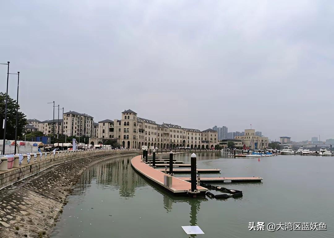 第一次去南沙时，愣是看愣了——这居然是广州？
 
印象里的广州，是北京路骑楼里挤