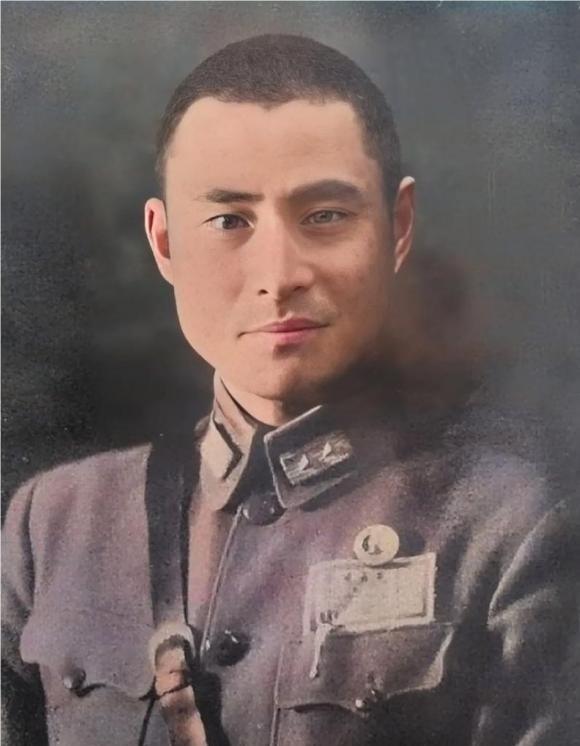1975年，蒋介石得知黄维被特赦的消息后，立刻邀请他前往台湾，不仅补发了他被俘2