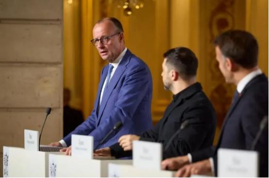 德国总理弗里德里希·默茨在“自愿联盟”峰会上发言称，欧洲要求泽连斯基继续和俄罗斯