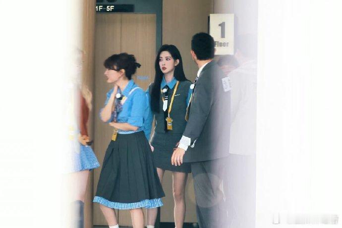 孟姐日常小迷糊，宣传奔跑吧竟落下行李箱。0425 节目将启，坐等她再添欢乐名场面