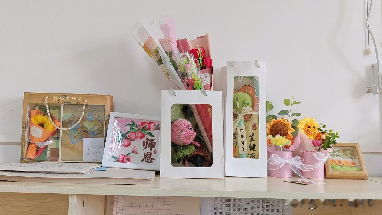 又是一年教师节。师院毕业二十六年，转眼间，我辗转好几所学校代课，一晃就是十几个年