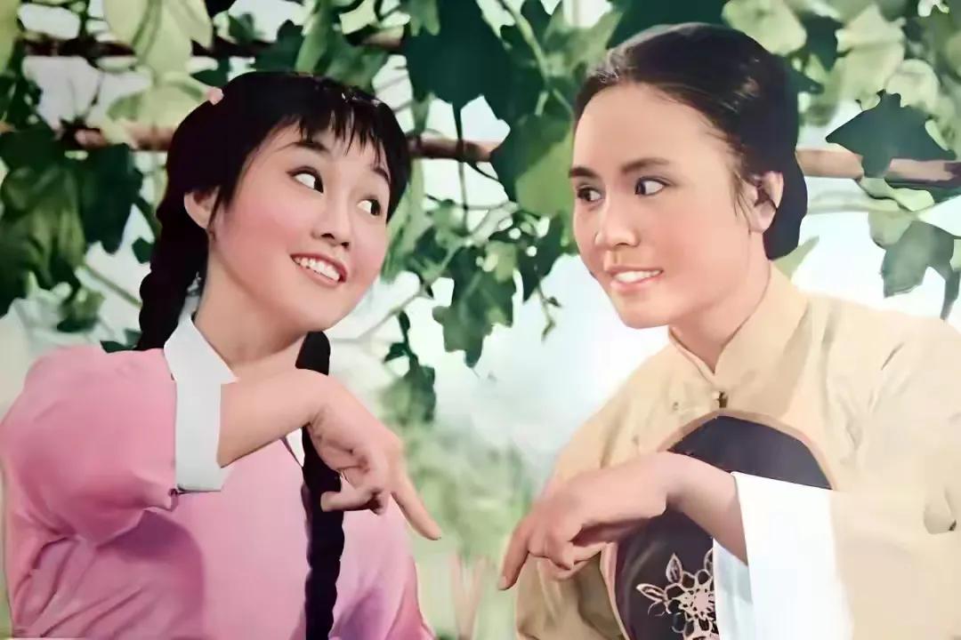 李谷一演花鼓戏“补锅”，青春靓丽。
这应该是上世纪六十年代的戏了。那时候的李谷一