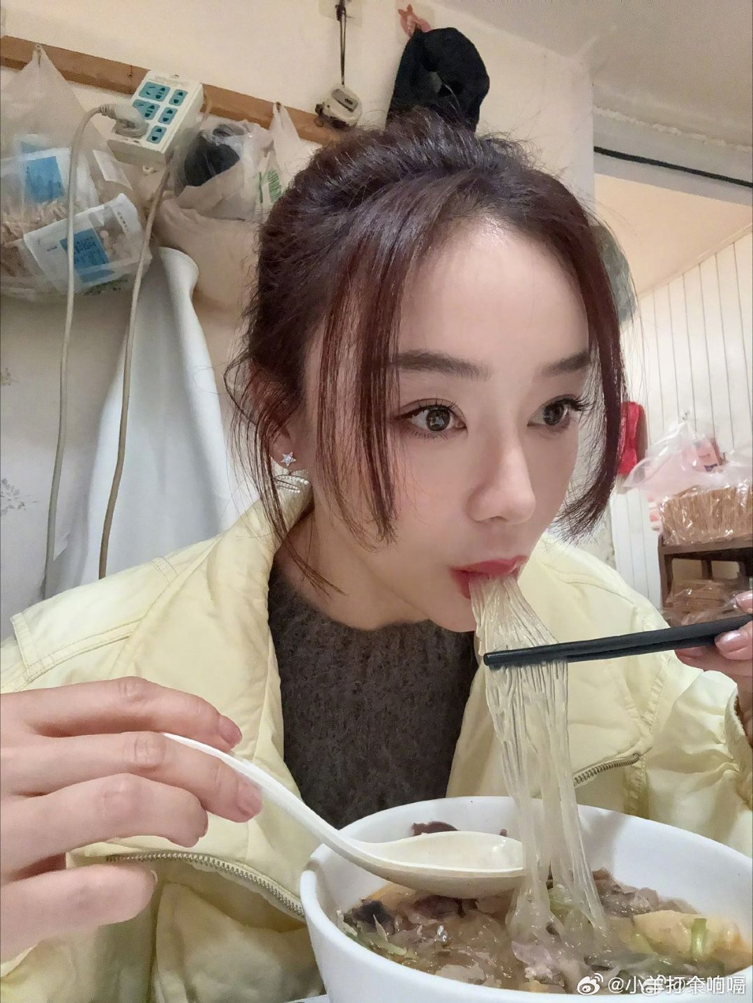 袁姗姗替白靓靓消灭心中的黑犬袁姗姗大口吃鸭的样子，感觉真的在替白靓靓狠狠反击那些