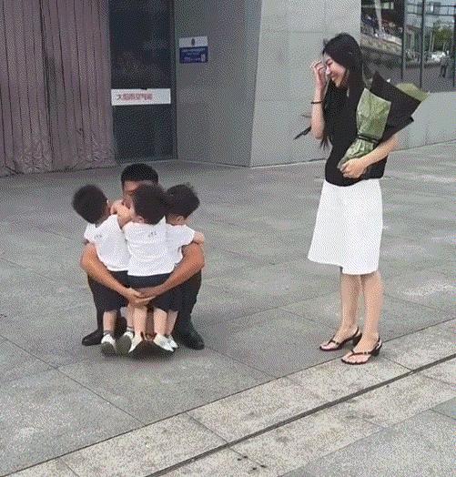 太幸福了！江苏，一军人退伍回家，这军人妻子早早的就带着三胞胎儿子迎接退伍丈夫。而