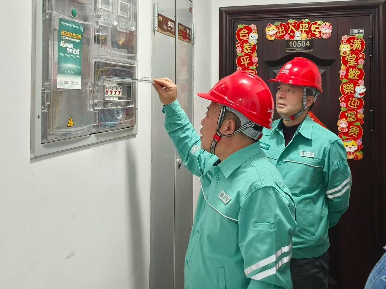 国网西安市阎良区供电公司：供暖季“体检” 保障航空城温暖过冬
“天气越来越冷了，