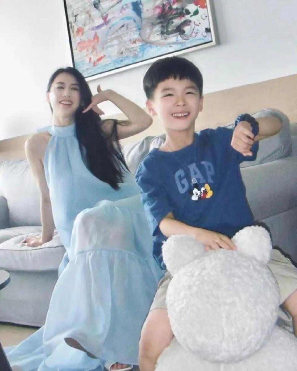 黄圣依的小儿子长相清秀，性格还很活泼可爱，感觉黄圣依和杨子都很喜欢小儿子。相比之