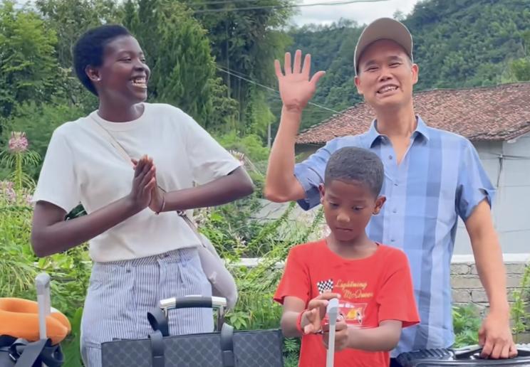 每年有几万中国人去非洲，为何去了就不想回来？非洲姑娘说出原因。据说，每年都有好几