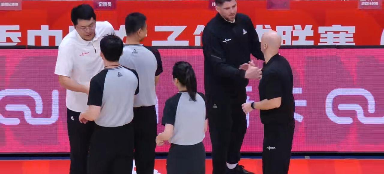 四川女篮国手出走，被弱队战胜！
12月17日晚的WCBA比赛太刺激了！北京首钢女