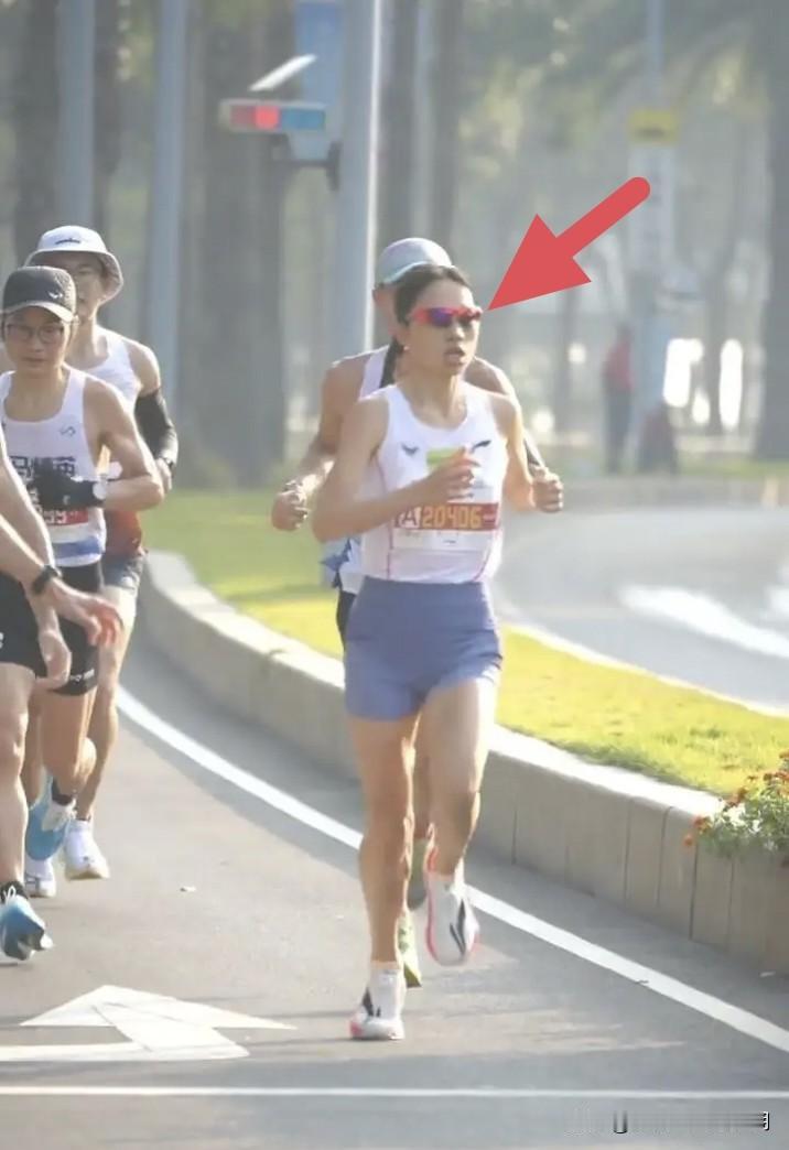 怪不得会引起“全网公愤”，
最快女护士50天5场比赛得了20万奖金。

照片是她