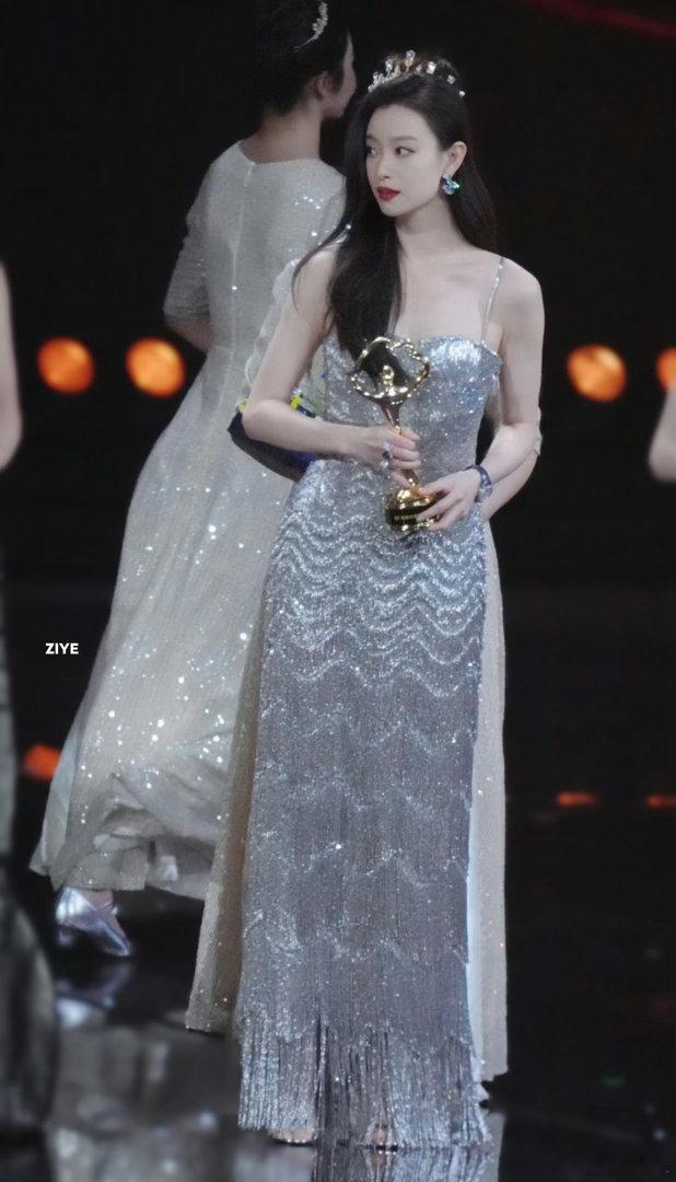 这小腿！这背影！不转身都知道是大美女 
