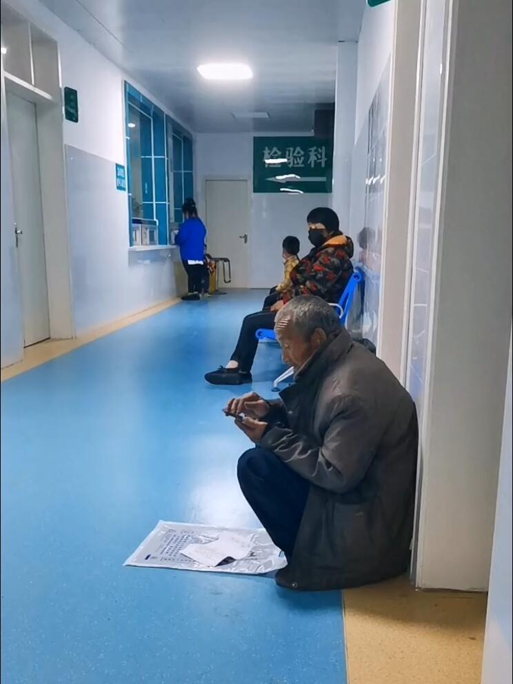 人老了真可怜！

今天去医院检查，看见一位八十多岁老人独自来医院检查，一个人坐在