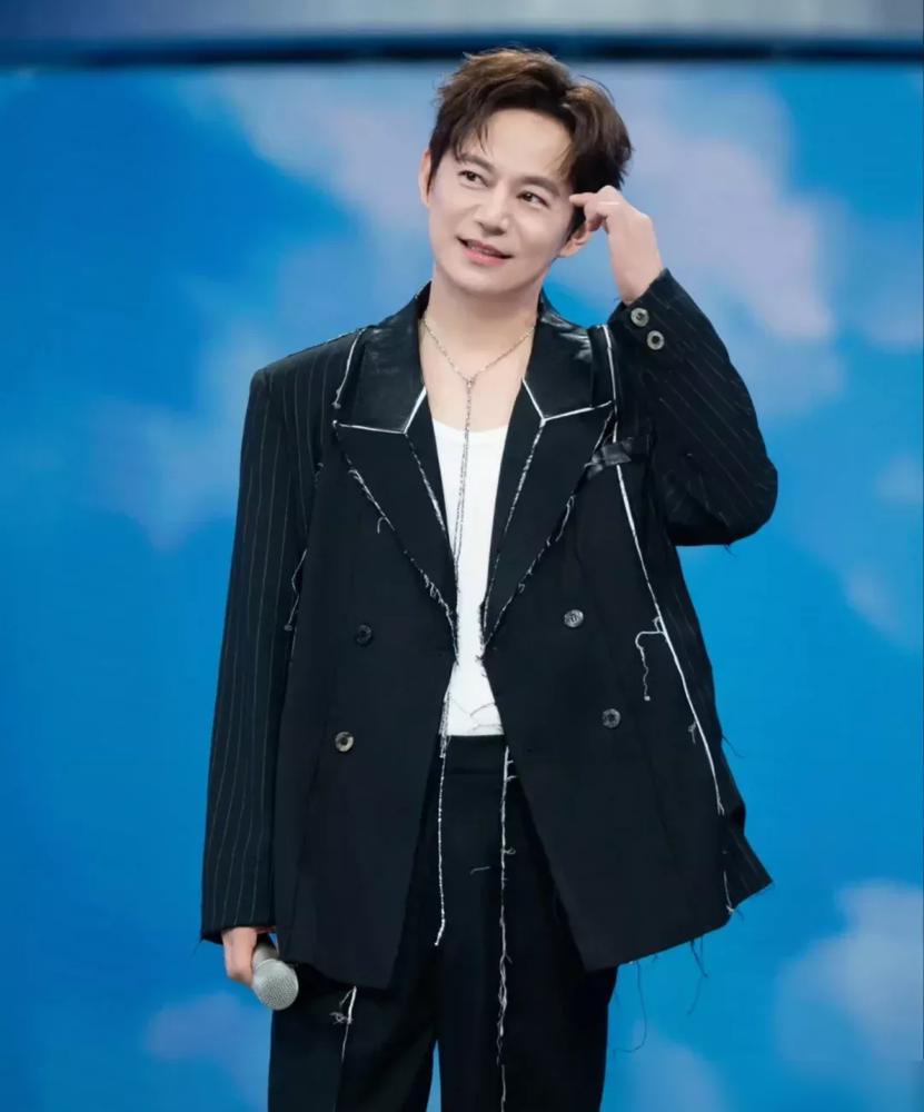 2026年元宵节直播现场，一个男人像失控的冰壶一样，贴着地面对着何炅狠狠铲了过去