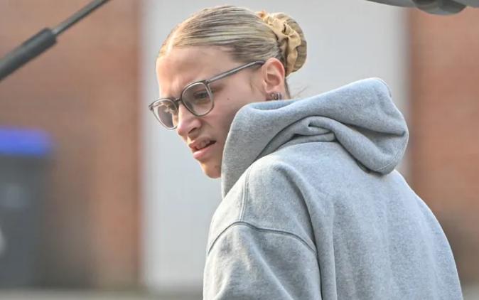 英国25岁女水手被指控“咸猪手”男女通吃，这剧情太炸裂了。

2026年3月28