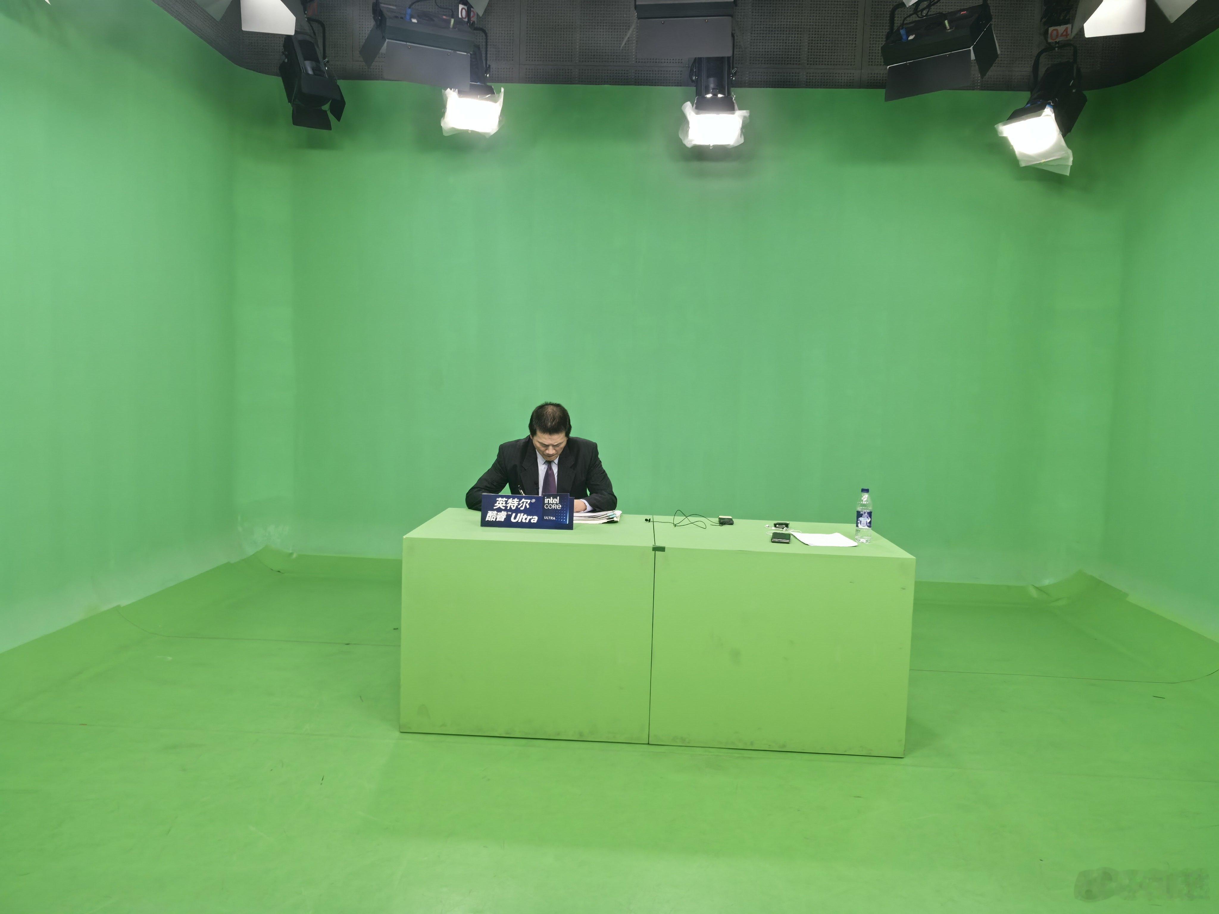 一会儿转森林对曼城，在咪咕二路，不用买票，直达英格兰，演播室是这样的，但是你们一