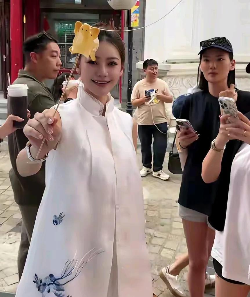 马筱梅是真年轻，不愧还是90后，主打一个叫做汪小菲的嫩妻。汪小菲也不过是81年人