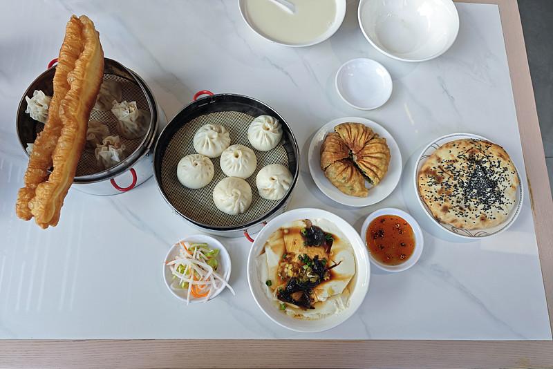 08年，听过这样一则创业小故事。

一对夫妻，经营一家早餐店，口味尚可、便宜，平