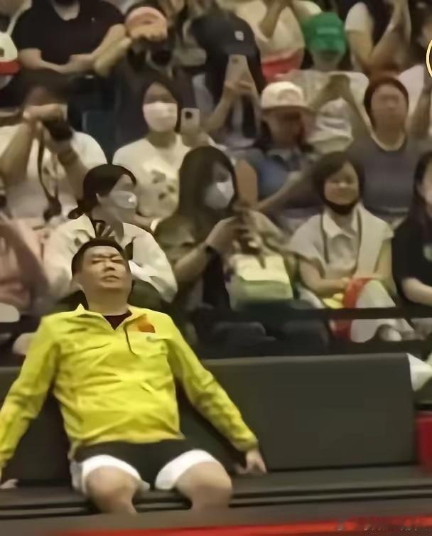 简直要笑不活了[耶]场上闺女们打的是披头散发。场下coco却巴适地昏昏欲睡。不得