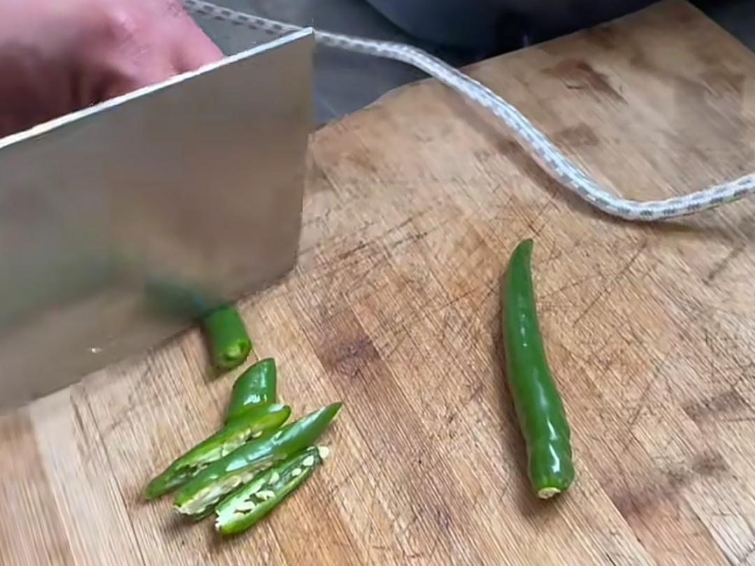 我做饭不好吃，他就发脾气，有时还砸东西。
老公脾气大，但心眼不坏。喜欢做家务，就