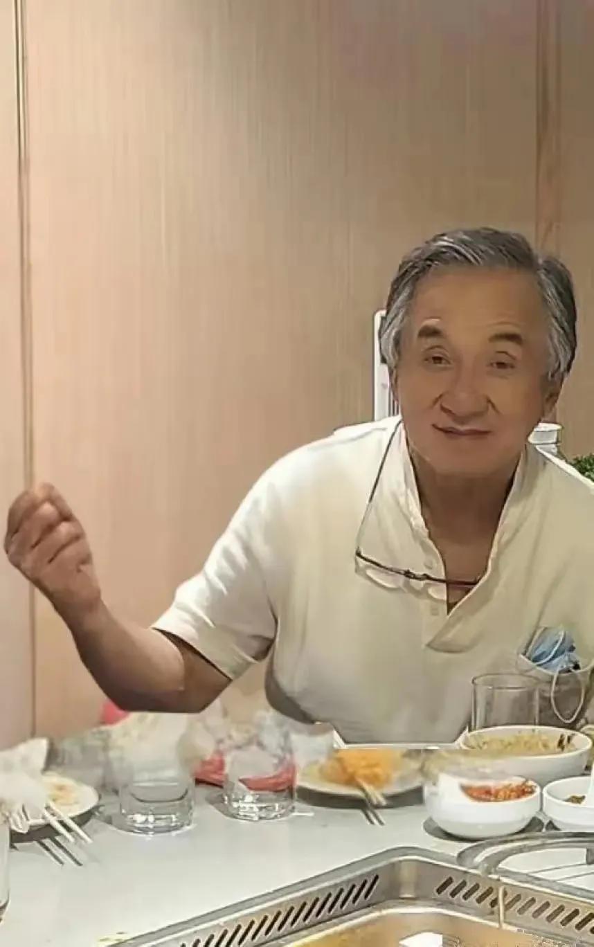 天呐，这是71岁的成龙吗？怎么看起来比普通人还要老。

成龙近照曝光，71岁的他