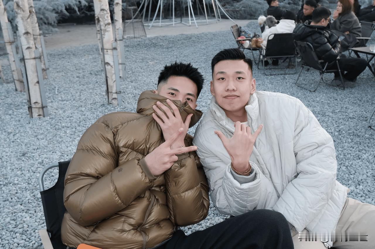 朱松玮分享生活图集，配文说“简单生活，苦而不言喜而不语或许才是生活最好的状态”，