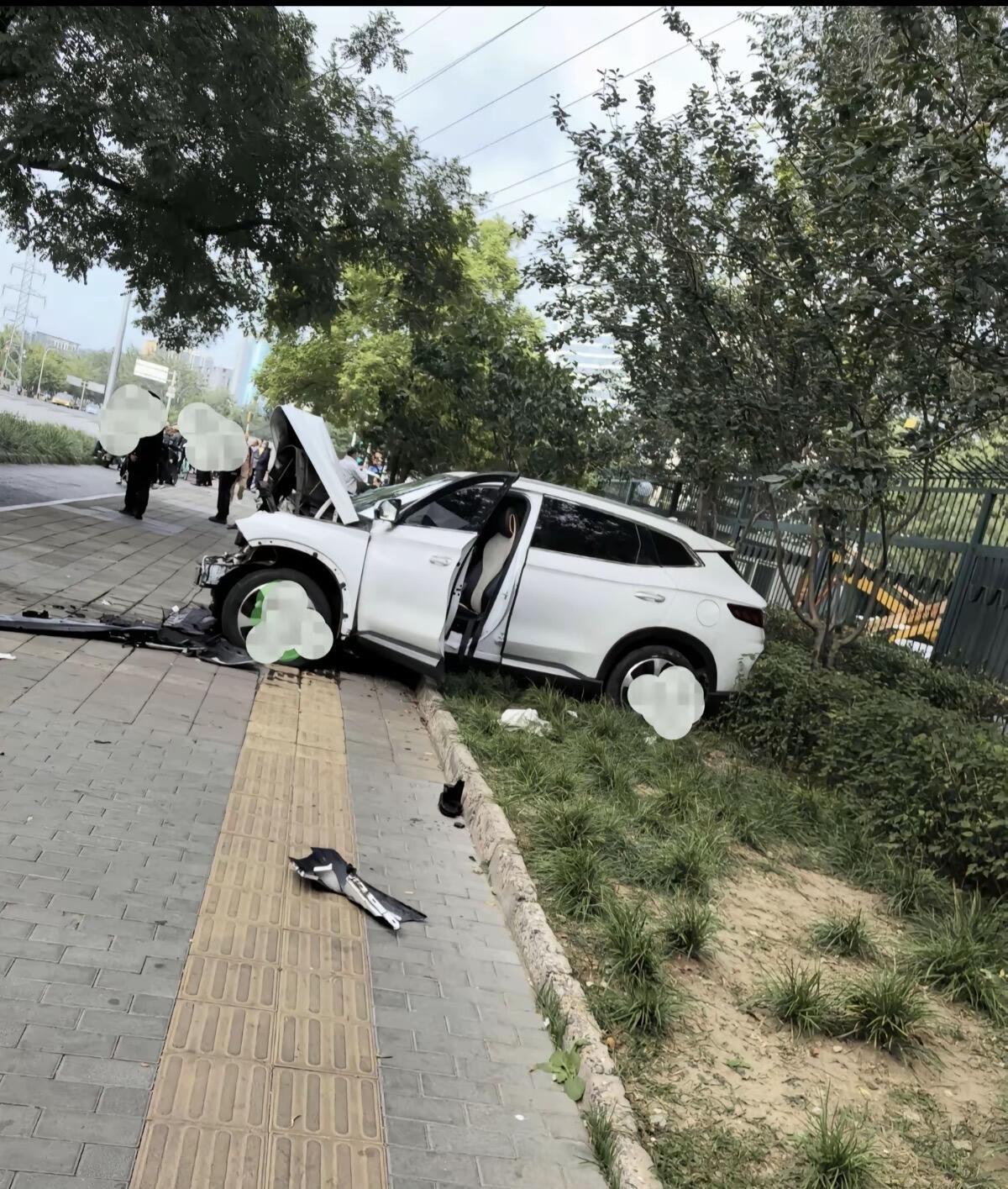 知名车评人陈震昨天摊上事了，就那个开劳斯莱斯出车祸的事儿，他发了道歉声明。

他