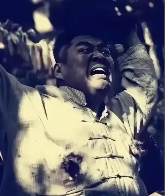 1943年，日军将一名男子投入屎尿漫溢的地牢，四天后，鬼子要杀他，但男子死活咽不