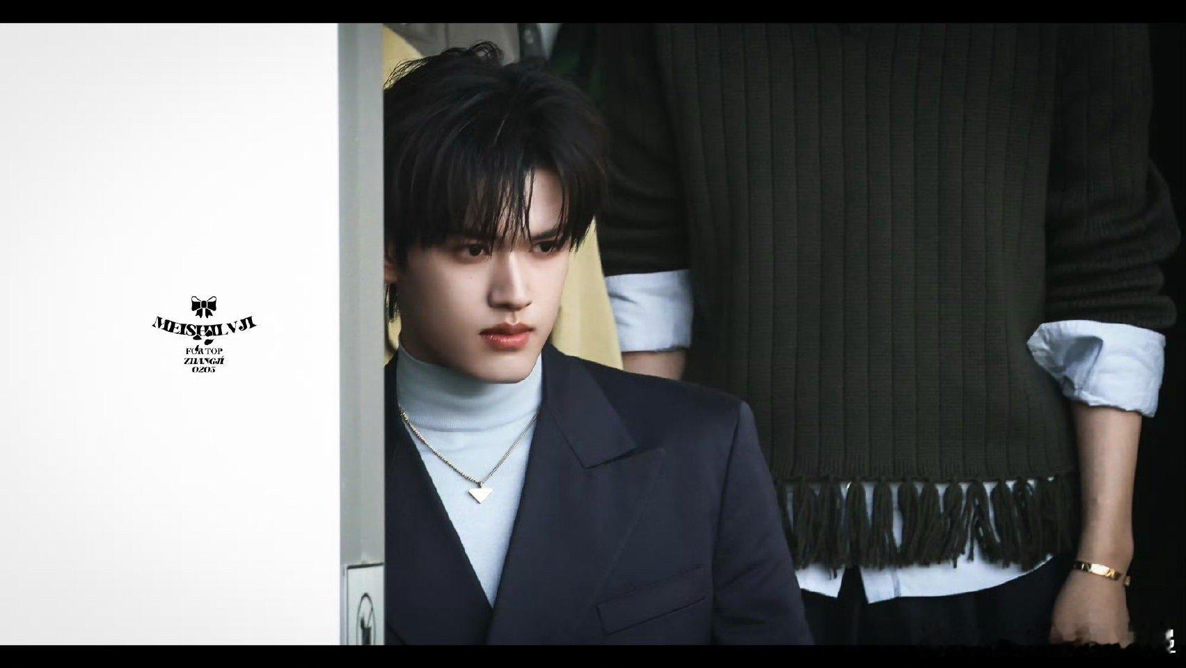 张极眉眼张极Prada下班路透 刷到张极下班生图才发现他眉眼这么能打，深邃轮廓配