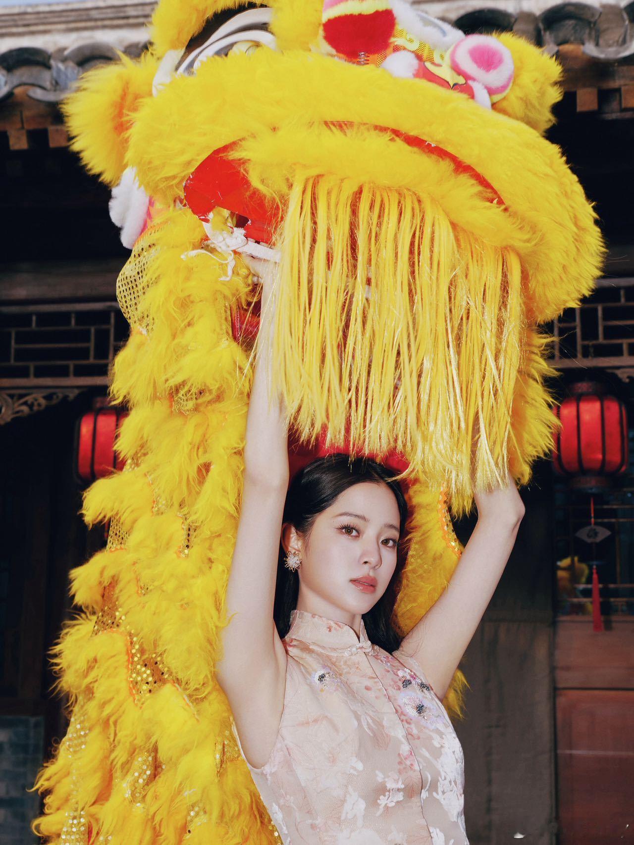 欧阳娜娜白牡丹新中式礼服 娜比来啦！春晚新春茶话会上，欧阳娜娜穿着 M ESSE