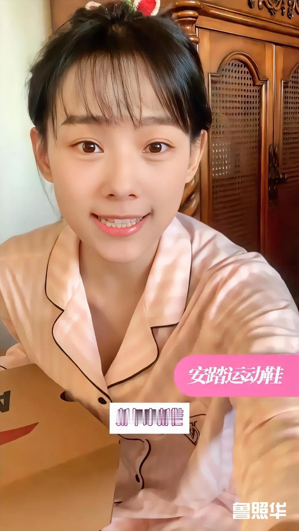 粉衣少女笑颜开，微笑如花似玉来。