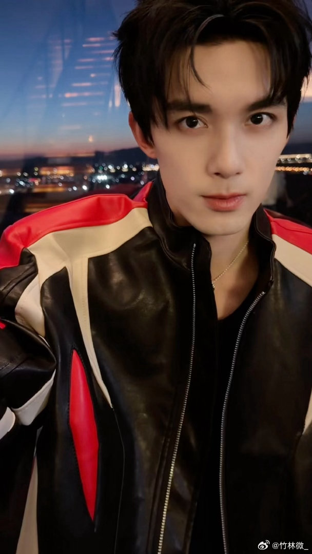 吴磊回归机车男赛道吴磊都快帅成爱豆了吴磊 吴磊这机车造型也太绝了，清爽又利落，完