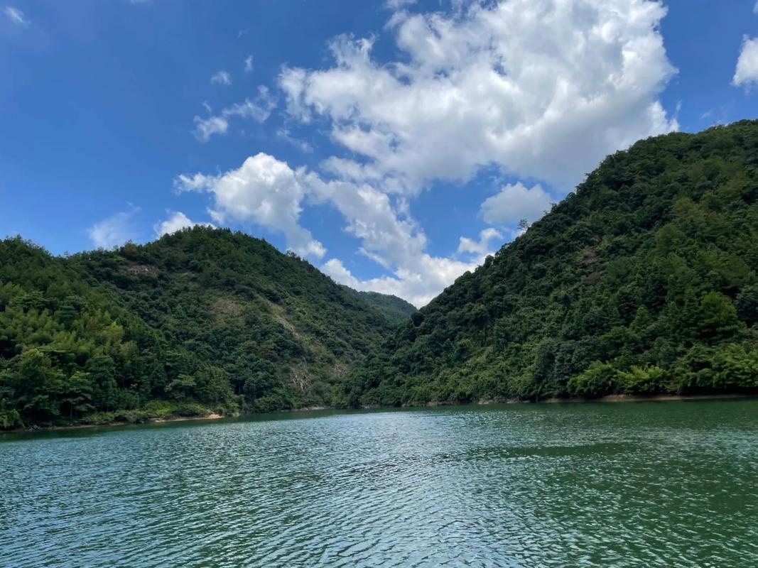 上联：风越青山抒壮志
下联：云依碧岭蕴诗情