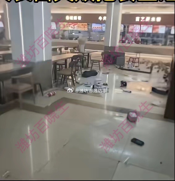 大学生表白被拒后怒砸食堂咖啡店吉林一大学食堂上演社死名场面，男生抱花表白被当场“