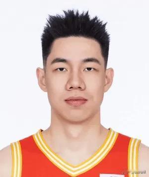朱俊龙五场比赛的表现，真的是国家队的主力小前锋吗？连郭艾伦都说，广厦队不能只靠外