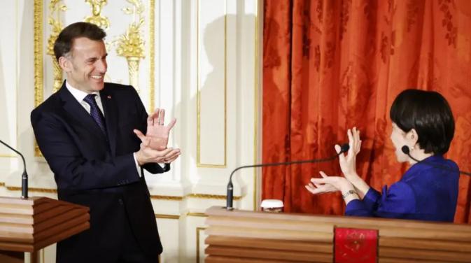 前脚访华握手，后脚联日反华！马克龙又演“川剧变脸”。

4月，马克龙凭实力坐实了