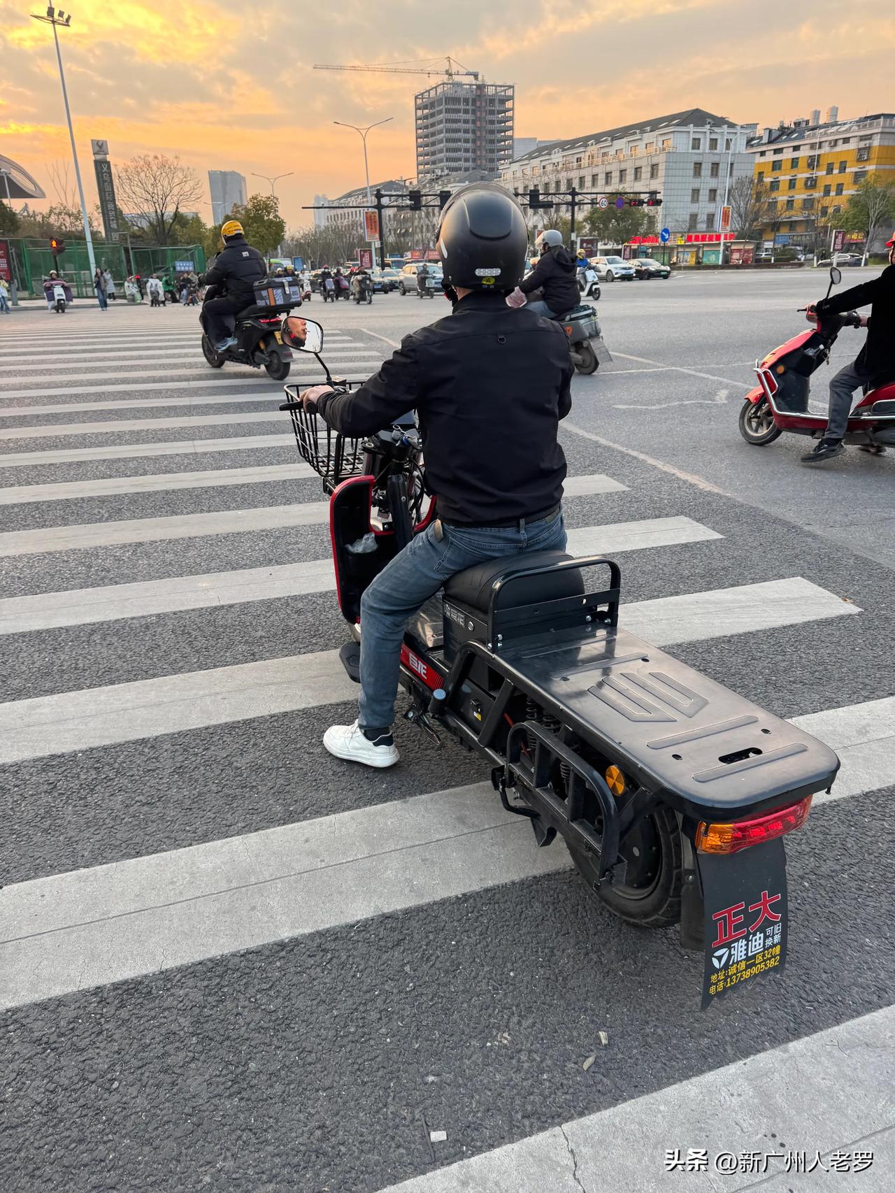 在广州如果骑这样的电鸡，会被罚款吧！

今天在义乌街头，看到好多改装过的电鸡，而